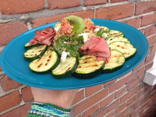 Quinoa salade met geitenkaas gegrilde courgette en rosbief